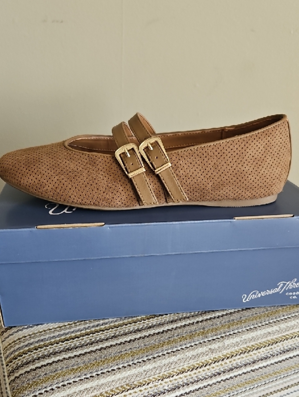 Universal Thread Henrietta Flats with Memory Foam - Picture 2 of 5